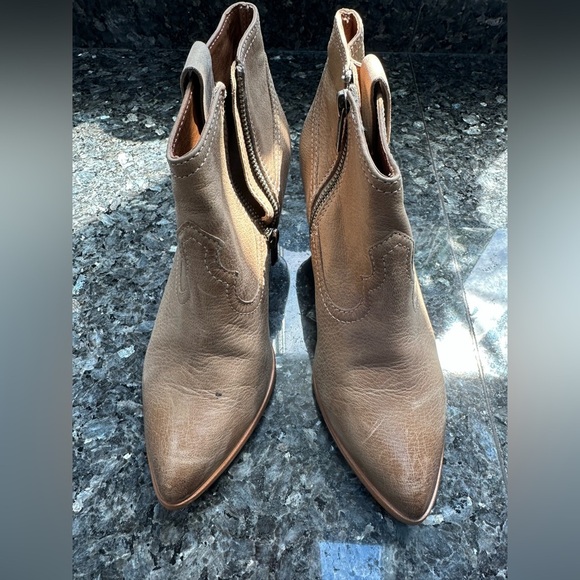 FRYE Reina Heeled Western Ankle  Bootie in Tan Ash Leather Women’s Size 6.5 - Picture 3 of 15